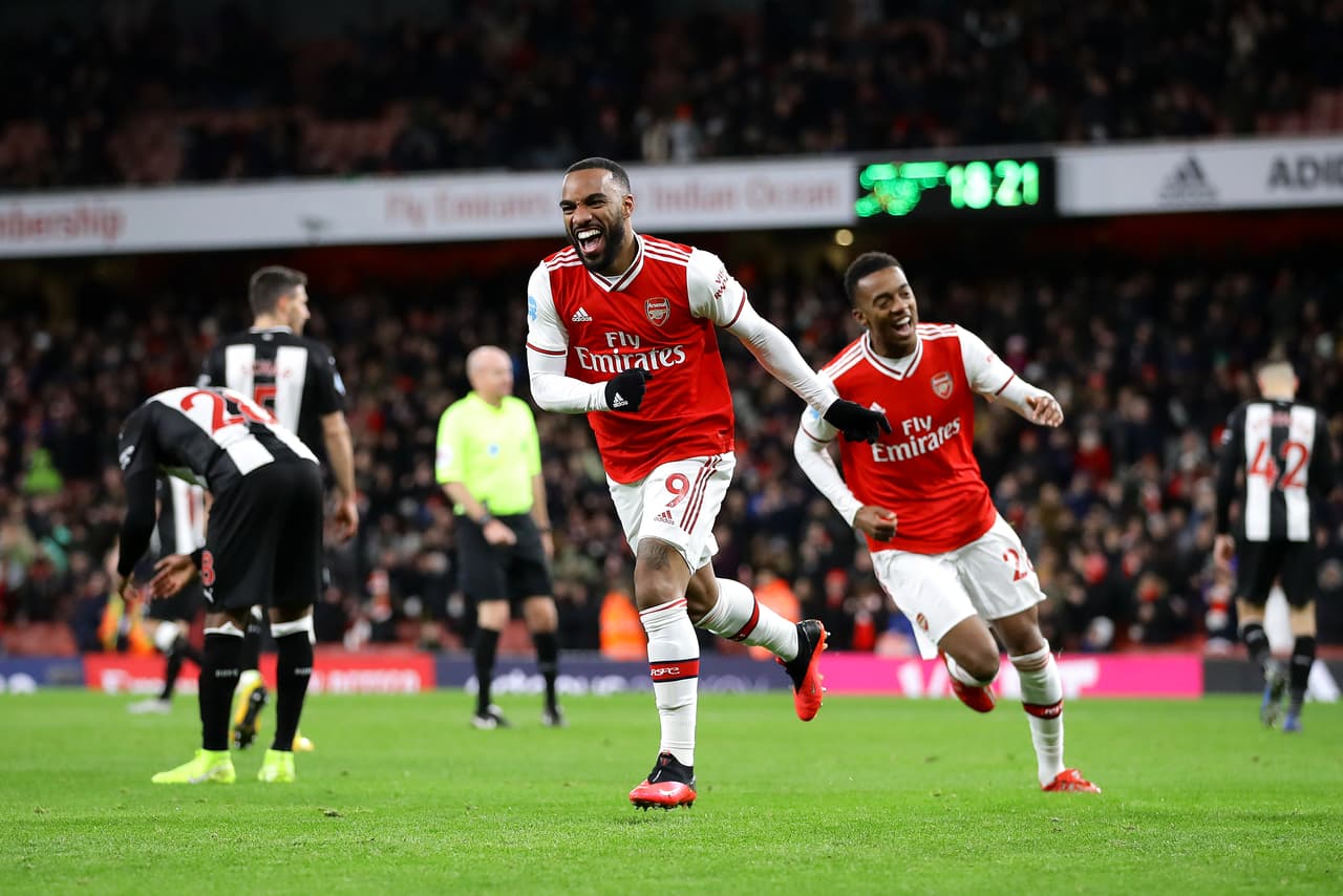 Alexandre Lacazette del Arsenal celebra una de las anotaciones en la goleada de 4-0 sobre el Newcastle United.
