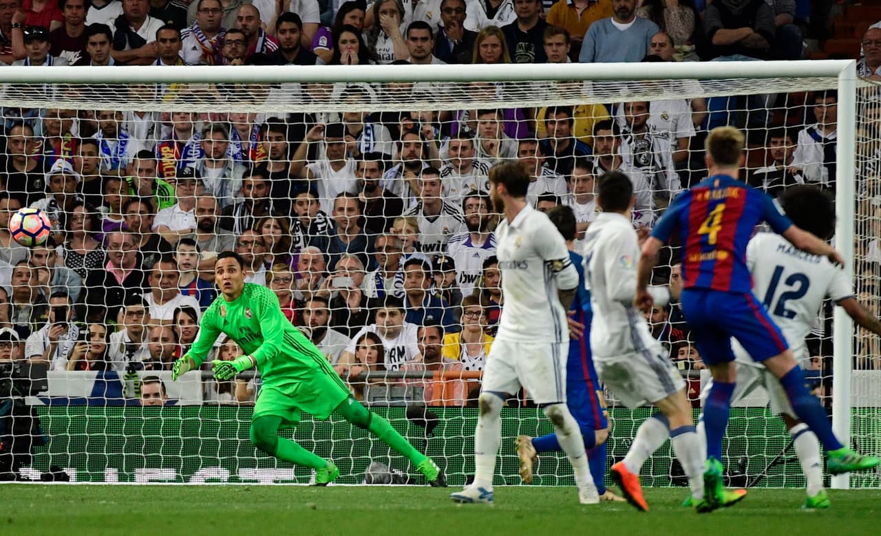 El segundo tanto de Barcelona llegó al minuto 28 con un remate de media distancia del croata Ivan Rakitic, imposible para Keylor Navas.