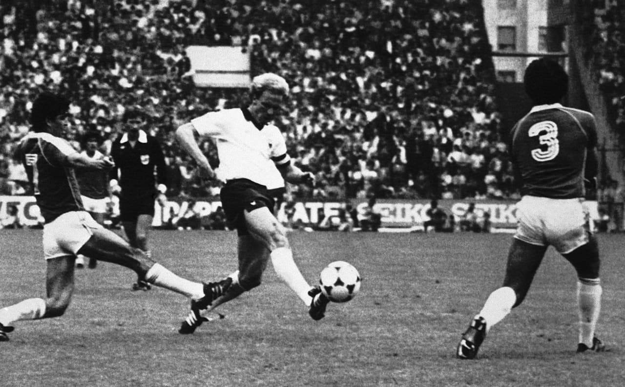 El exfutbolista y presentador chileno Eduardo Bonvallet, se quitó la vida con un cinturón, en un hotel en la capital de su país.