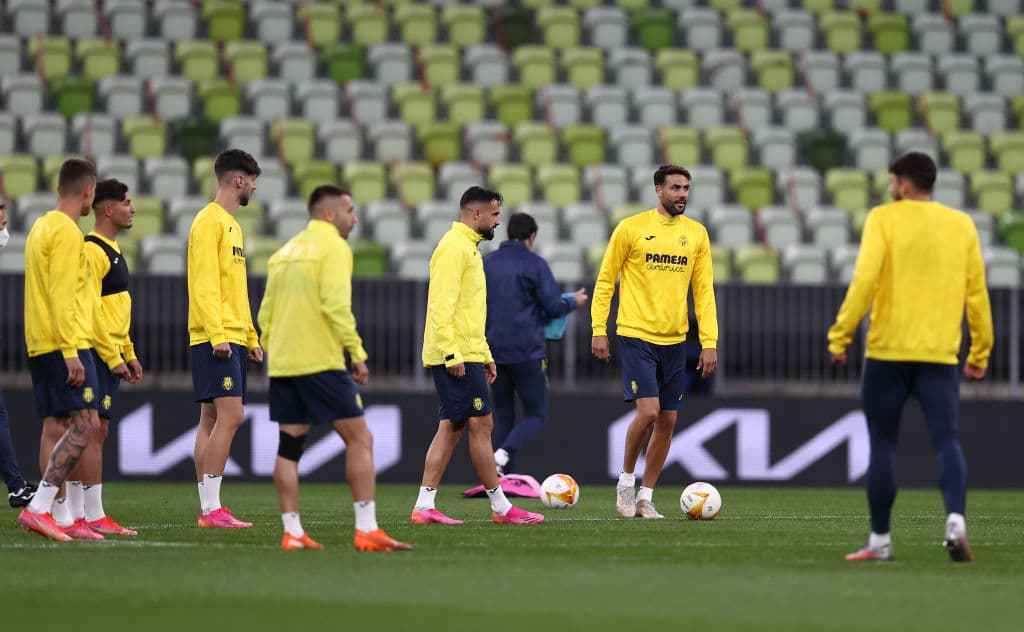 Unai Emery se encargó de hablar con todo el equipo antes de iniciar con los entrenamientos de cara a la final de la UEFA Europa League. Los jugadores del 'Submarino Amarillo' se mostraron alegeres y concentrados durante el calentamiento en el Arena Gdansk.