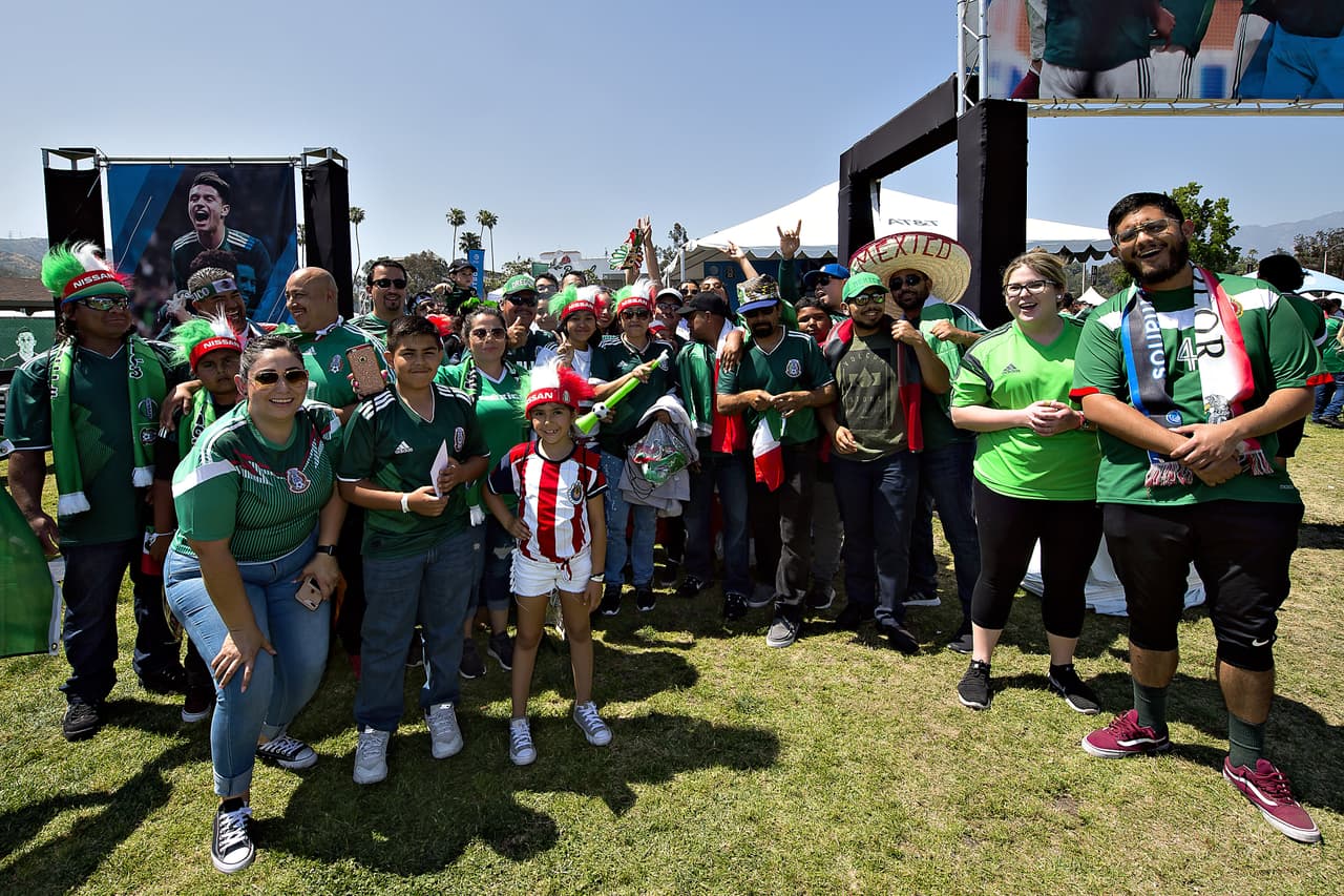 La alegría mexicana se tomó los alrededores del estadio Rose Bowl en la previa del partido de despedida en Estados Unidos contra Gales, con miras a definir el grupo de 23 jugadores para el Rusia 2018.