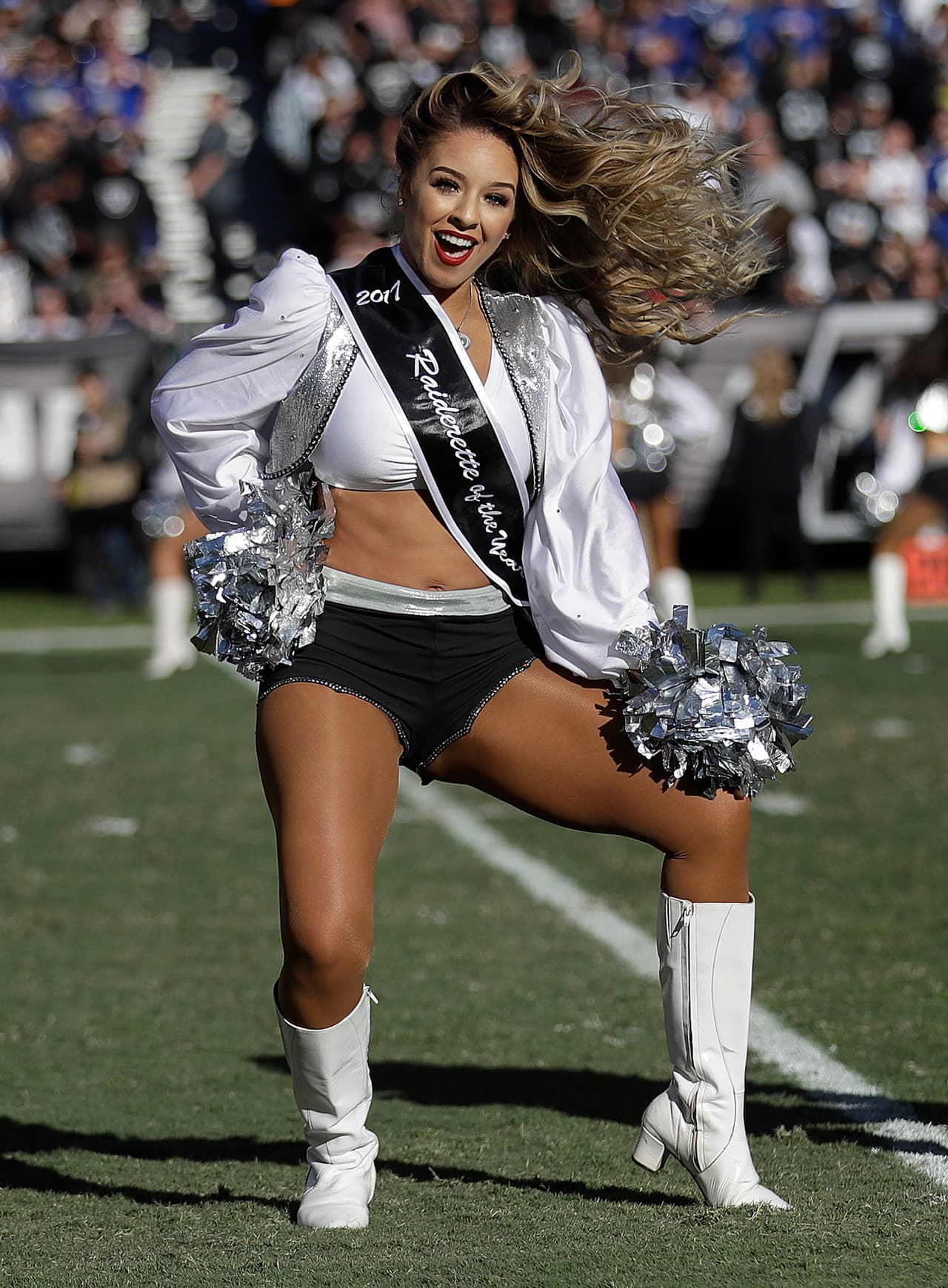 Las sensuales animadoras de la NFL le dieron alegría, belleza y energía al espectáculo del fútbol americano estadounidense en su Semana 13 de competencia, en un condimento único para el público.