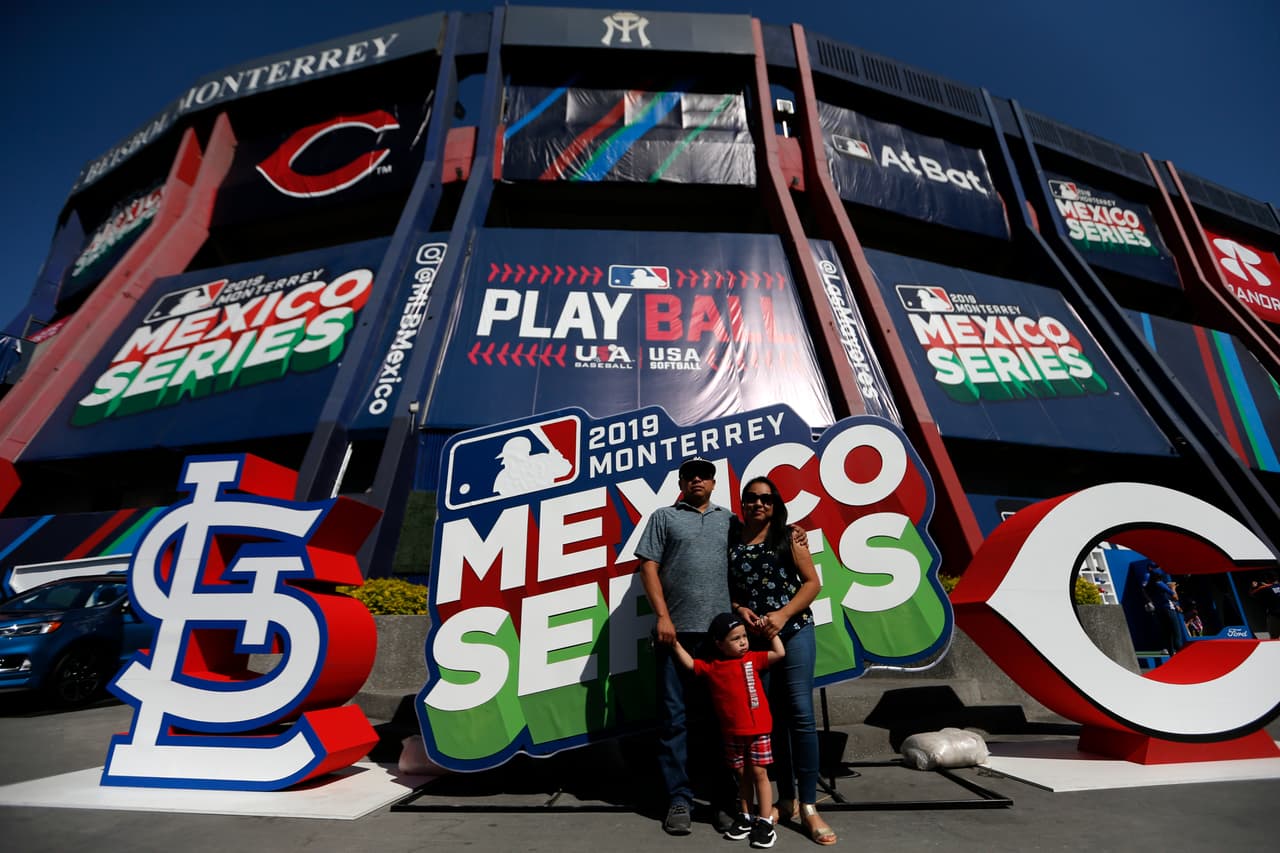 Los fanáticos se dieron cita en el Parque Sultán de Monterrey para el juego de las Grandes Ligas de béisbol.