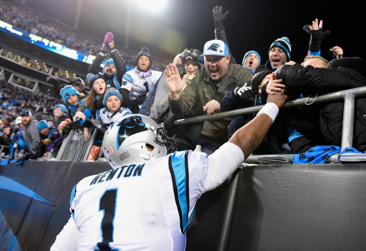 Y Cam Newton le regaló un balón a un pequeñito.