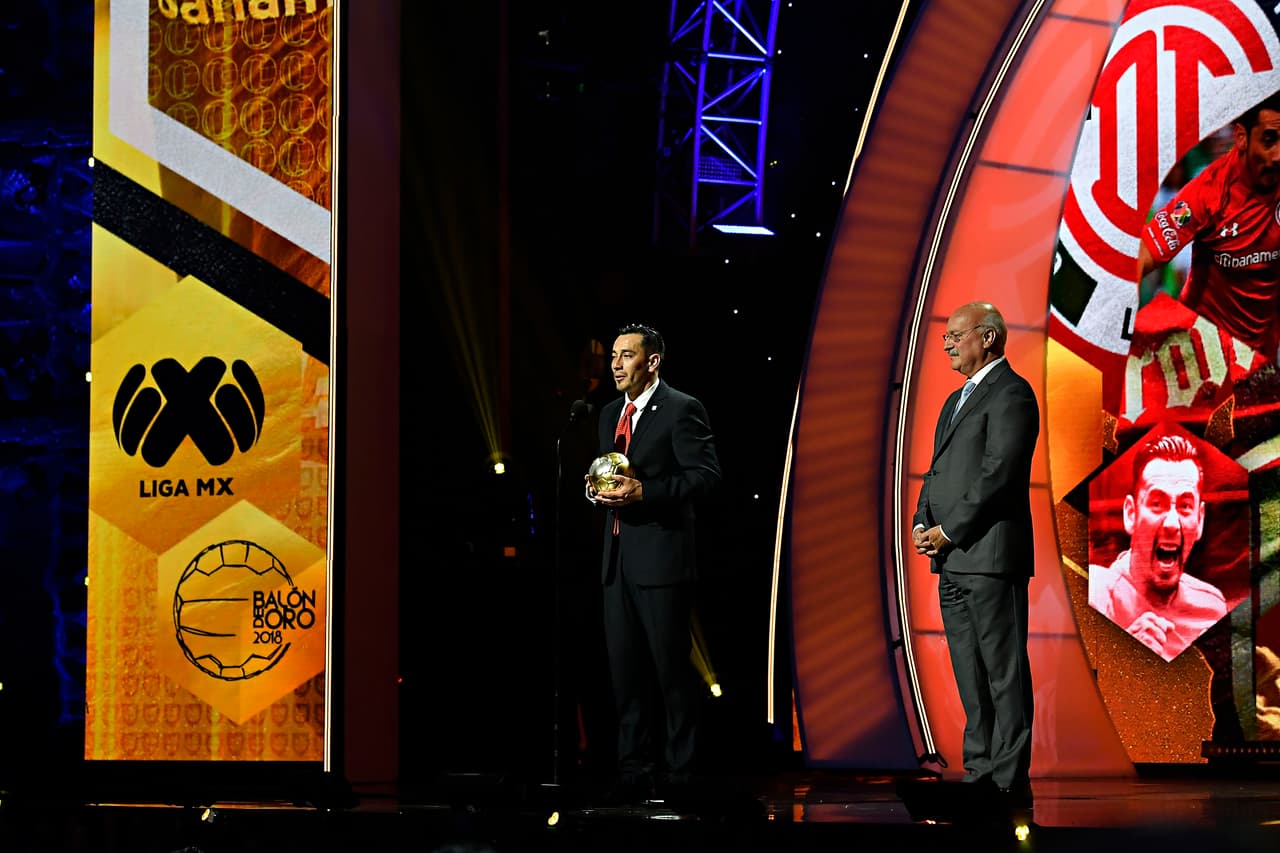 Noche redonda, para recordar el resto de su vida. Al momento de volver a subir al estrado y hablar ante la concurrencia, Sambueza por poco se quiebra: el premio lo conmovió.