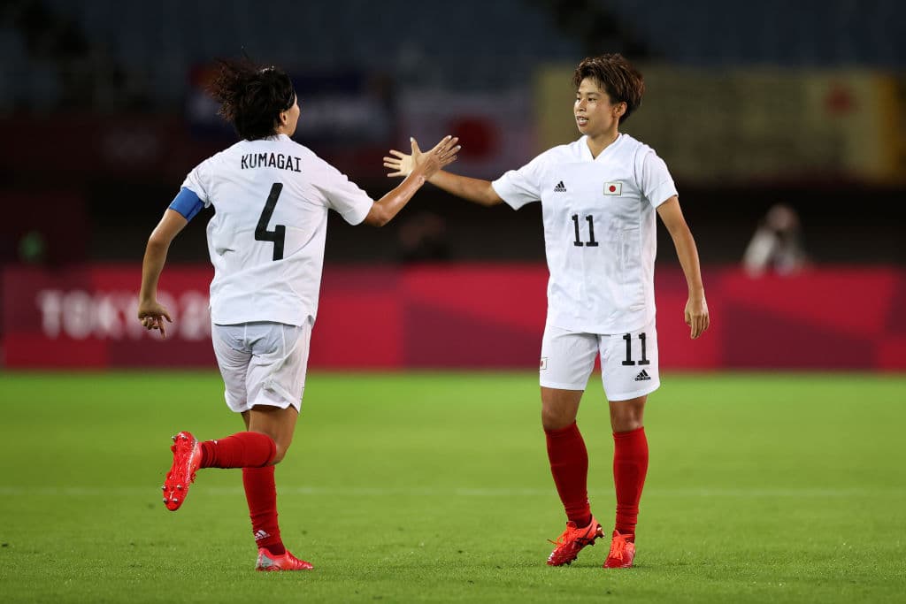 El eqiupo de Chile cae ante las anfitrionas 1-0 y se despiden de los Juegos Olímpicos tras haber hecho historia como el primer equipo en conjunto en competir en este evento. Japón queda como mejor tercero y finaliza en la última posición del Grupo E.