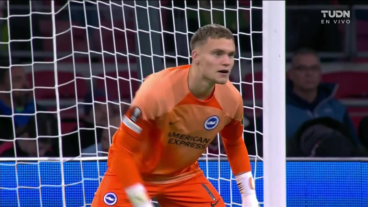 Arranca el partido y la pelota está en juego.