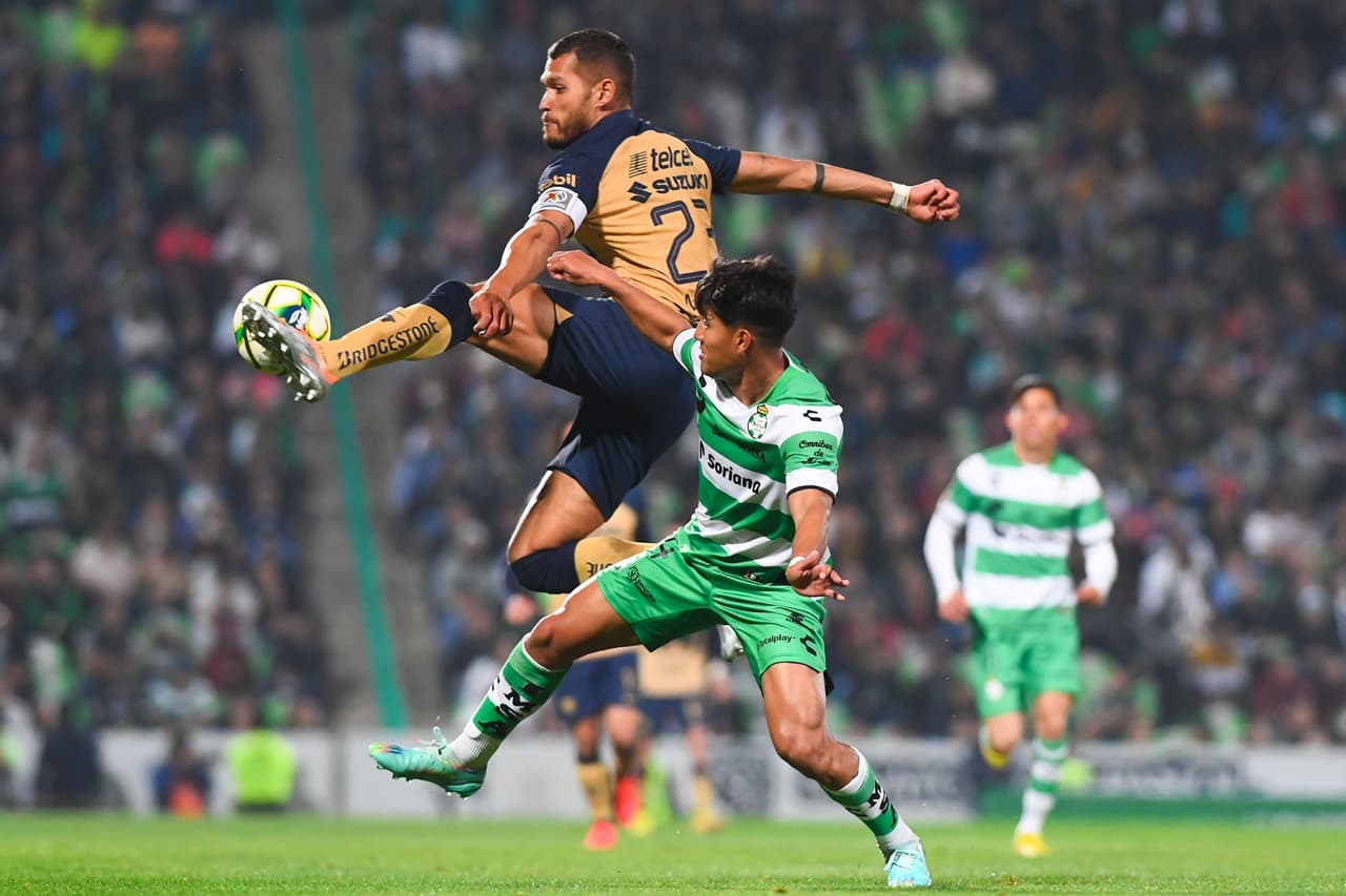 Santos Laguna logró un triunfo contundente ante unos Pumas que dejaron más dudas que certezas.