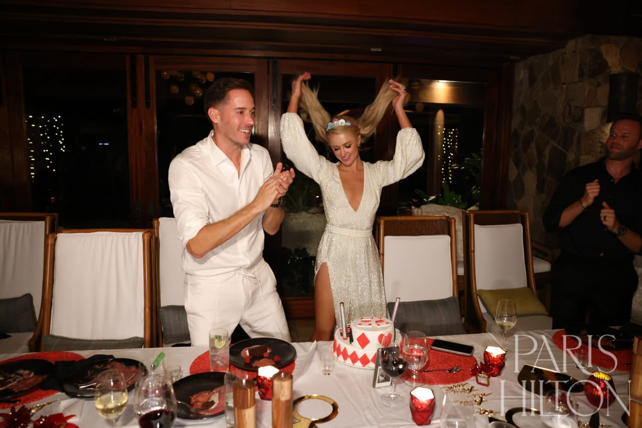 Además, se presume que es amigo cercano de la familia Hilton.