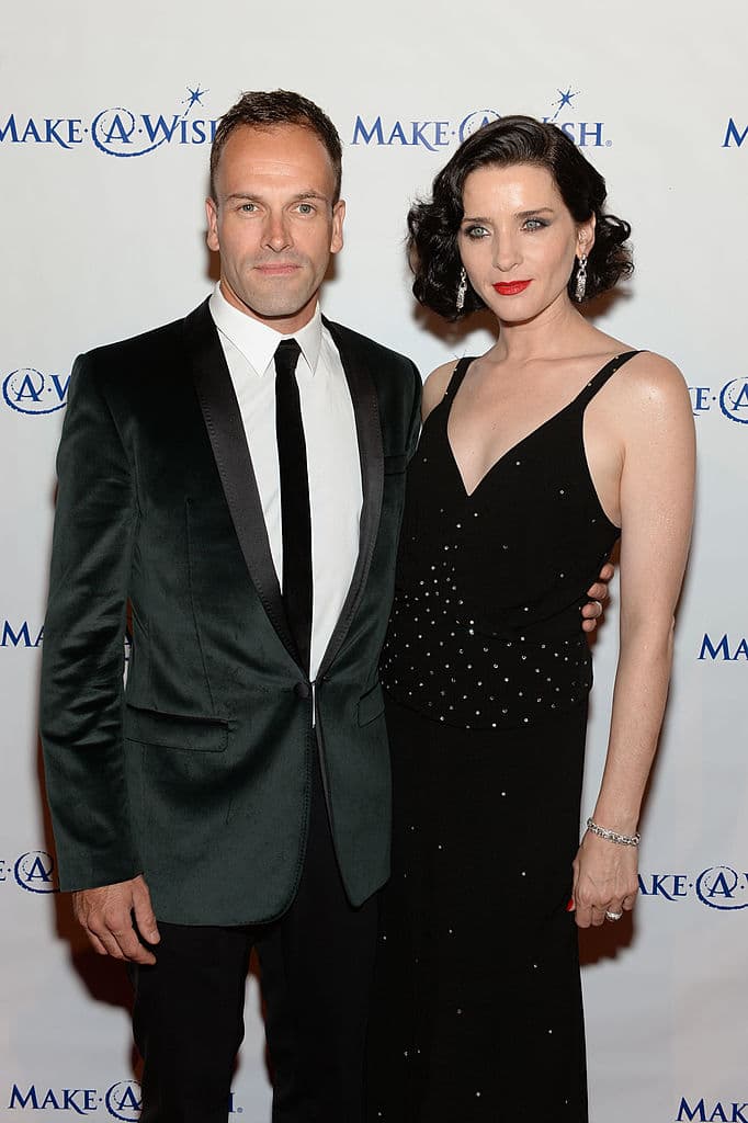 Jonny Lee Miller, por su parte, se casó con la actriz Michelle Hicks, pero firmaron su divorcio en 2018.