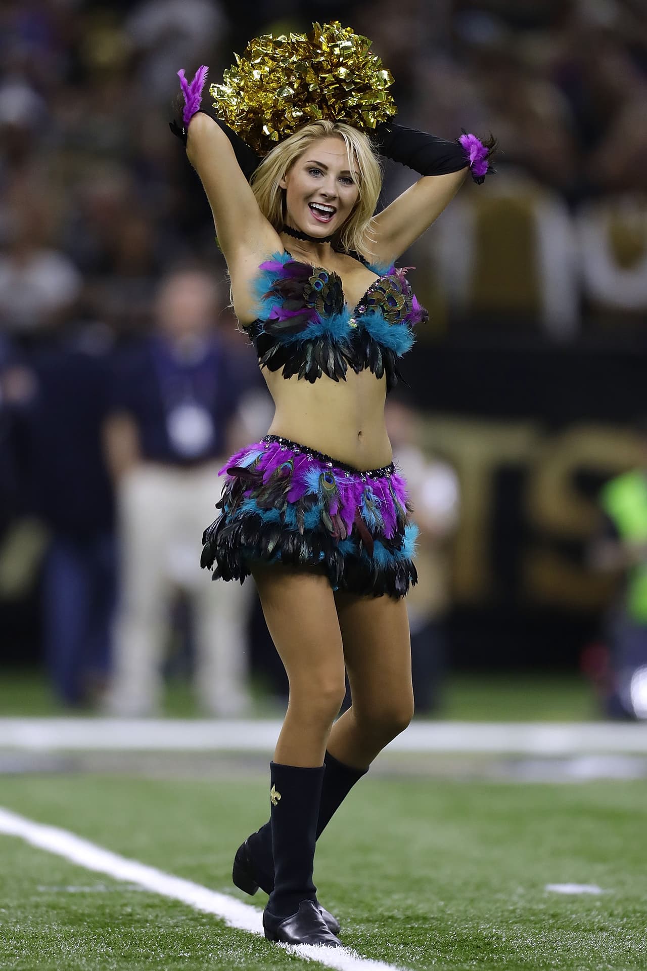 Con un vestuario más festivo, esta porrista de New Orleans Saints quiso animar el ambiente en el Mercedes-Benz Superdome.
