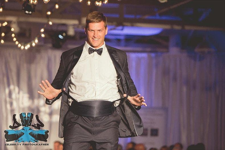 Daniel Brown, ala cerrada.