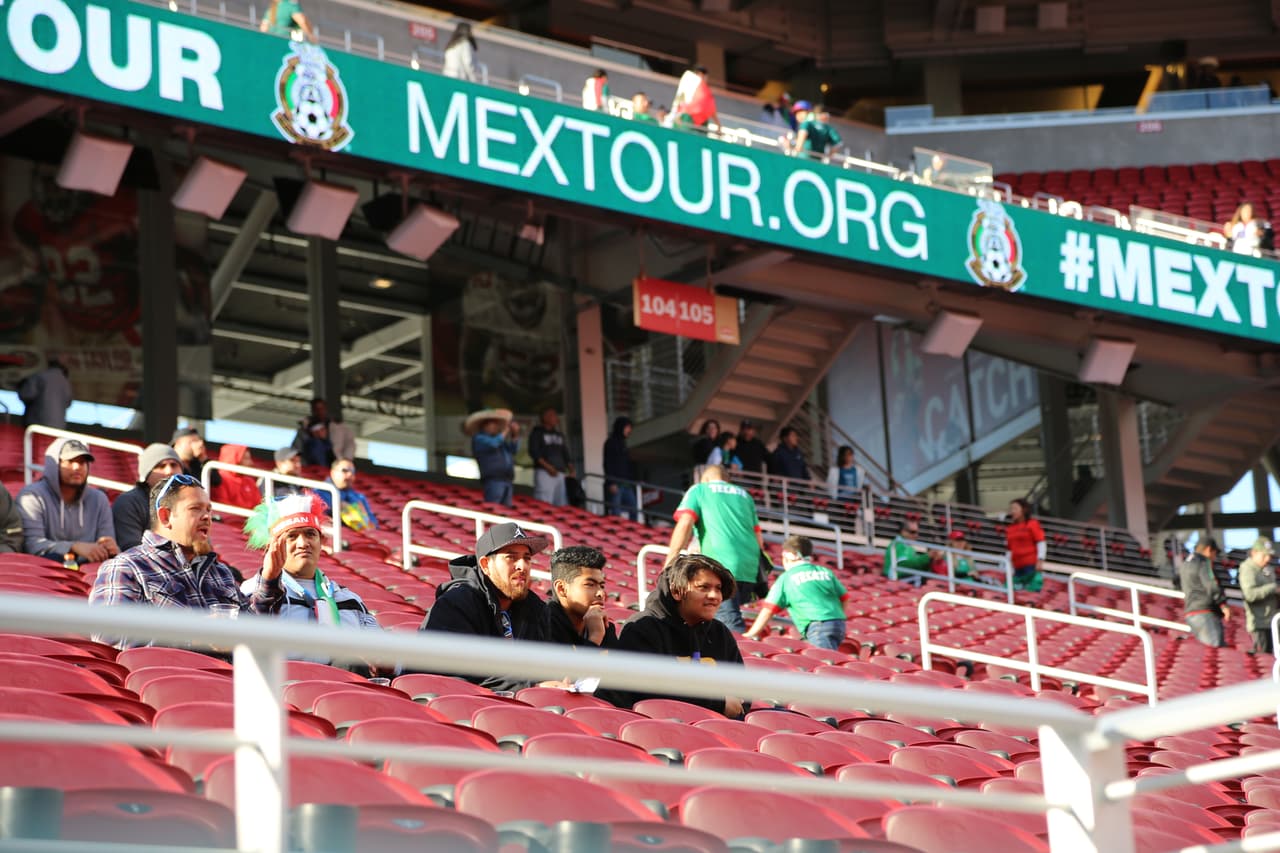Seguimiento gráfico de los trabajos en cancha de los jugadores, las características del escenario y hasta la alegría de los asistentes en el Levi's Stadium en el partido de México contra Islandia.