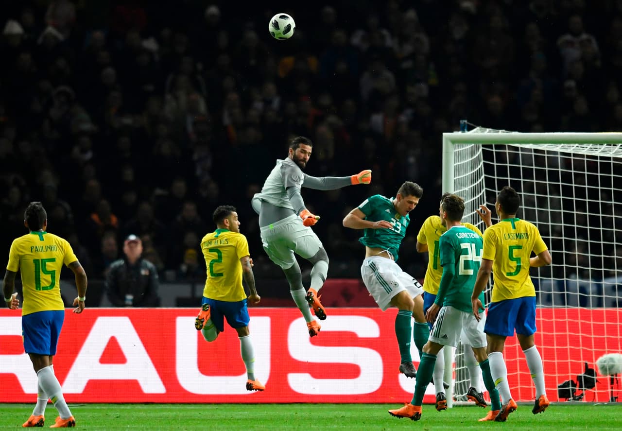 El arquero brasileño Alisson demostró que es una garantía frente a los grandes equipos.