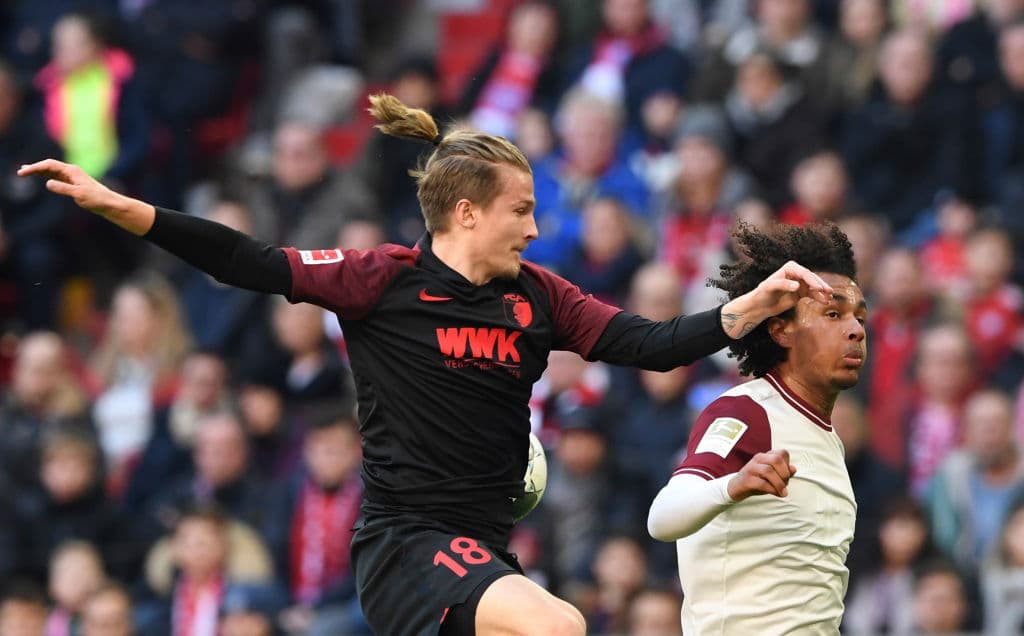 El croata Tin Jedvaj y el holandés Joshua Zirkzee saltan en búsqueda del esférico.