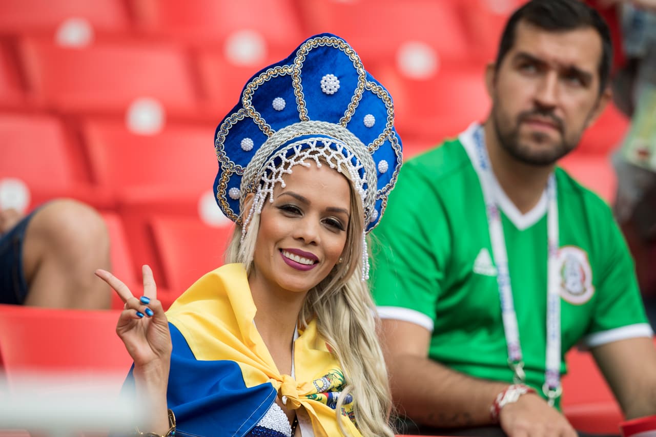 Hermosos trajes y mucho colorido de la afición en Rusia para el juego por el tercer puesto en la Copa Confederaciones.