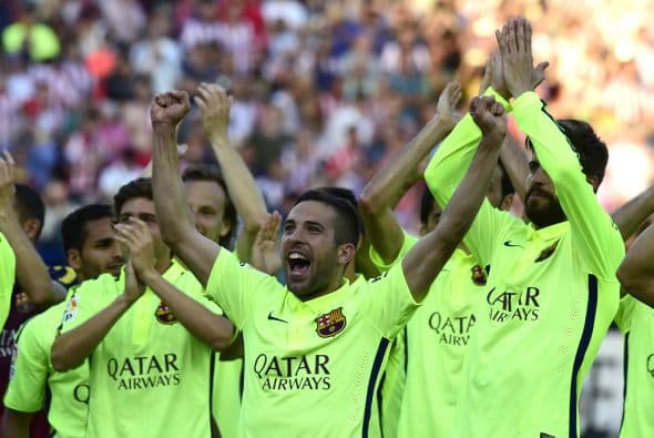 Luego del silbatazo final los jugadores del Barcelona explotarían de emocion tras coronar una gran temporada con el trofeo de campeón.