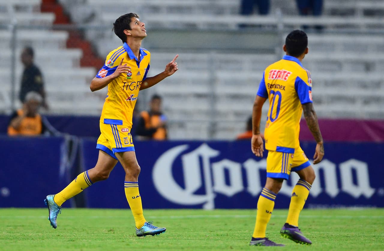 Por su parte el jugador de Tigres, Jurgen Damm, aporta a su equipo velocidad y versatilidad por el costado derecho que le permiten llegar a línea de fondo para surtir de balones a sus compañeros de adelante. Así que será un duelo muy parejo entre ambos jugadores