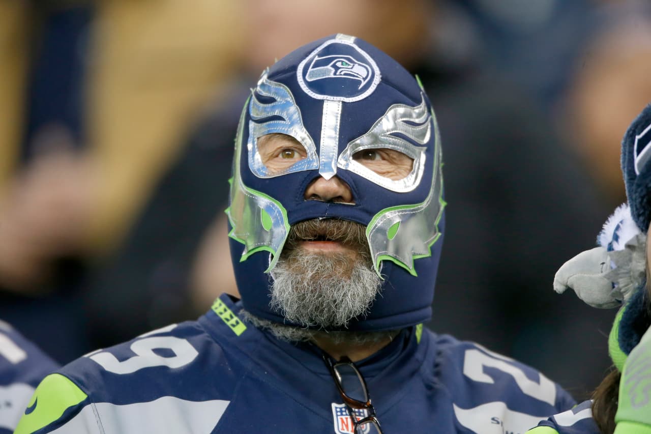 Las sensuales porristas, las espectaculares presentaciones previas y salidas de los equipos, las celebraciones y disfraces de los fanáticos y hasta los rituales previos a los partidos fueron parte de la fiesta de la ronda de 'wild crad' en la NFL.