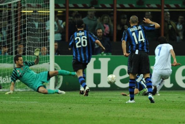 Y para el tiempo complementario, Raúl Gonzalez siguió con su histórico paso goleador por la 'Champions'.