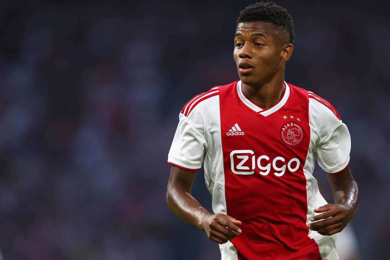 El extremo brasileño David Neres, actualmente en el Ajax, podría seguir los pasos de Justin Kluivert llegando a la Roma.