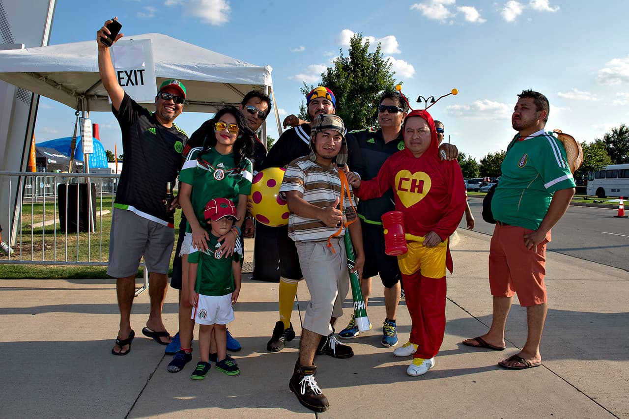 Aficionados argentinos y mexicanos se dieron cita en Dallas para el enfrentamiento de sus equipos