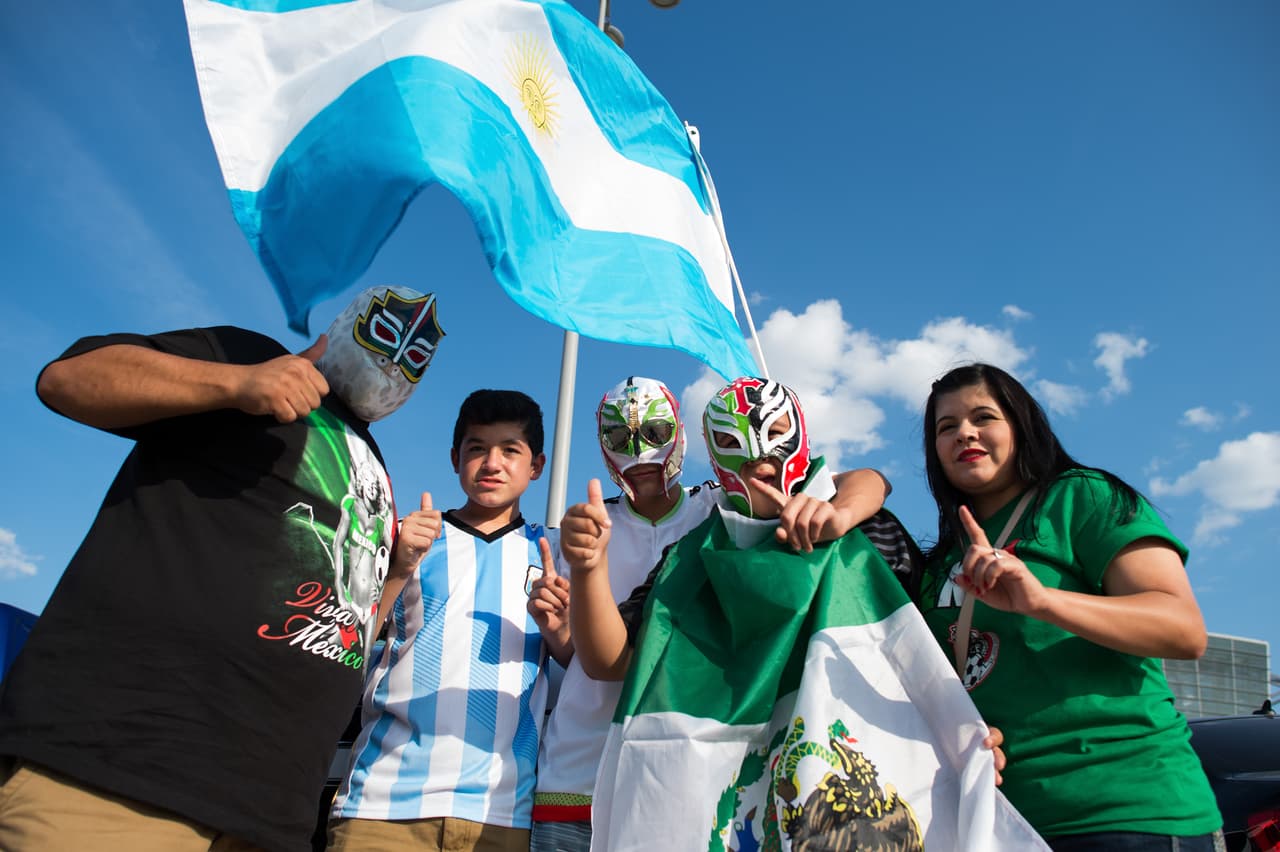 Aficionados argentinos y mexicanos se dieron cita en Dallas para el enfrentamiento de sus equipos