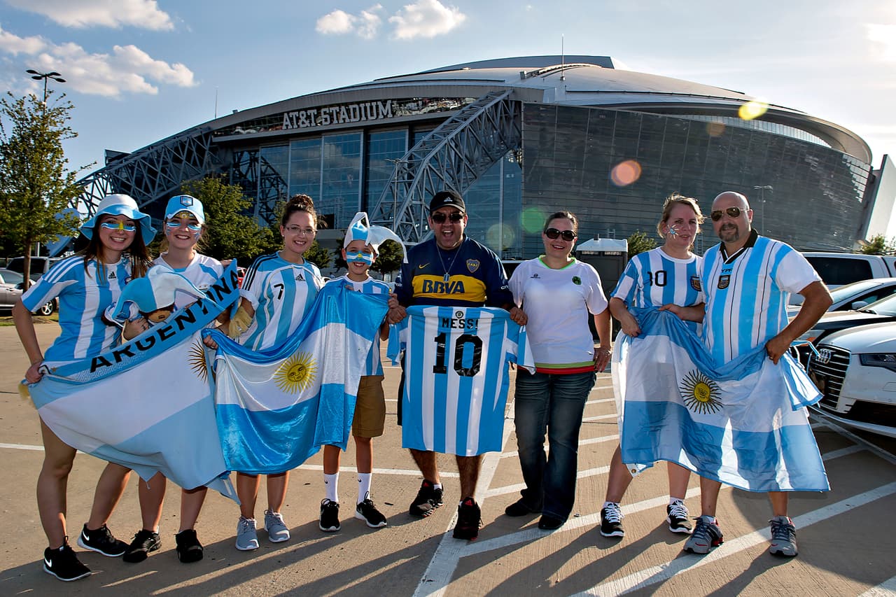 Aficionados argentinos y mexicanos se dieron cita en Dallas para el enfrentamiento de sus equipos