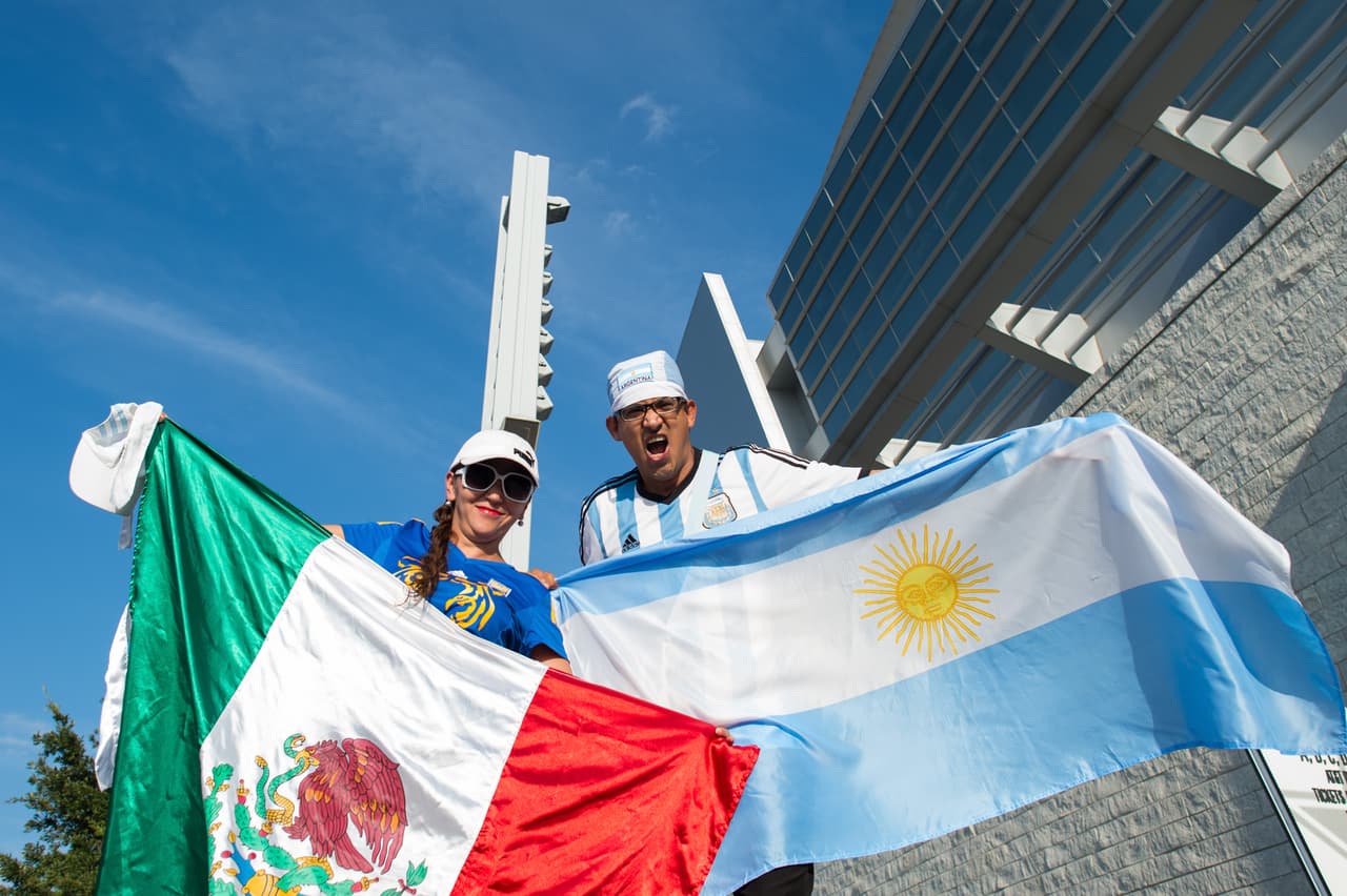 Aficionados argentinos y mexicanos se dieron cita en Dallas para el enfrentamiento de sus equipos