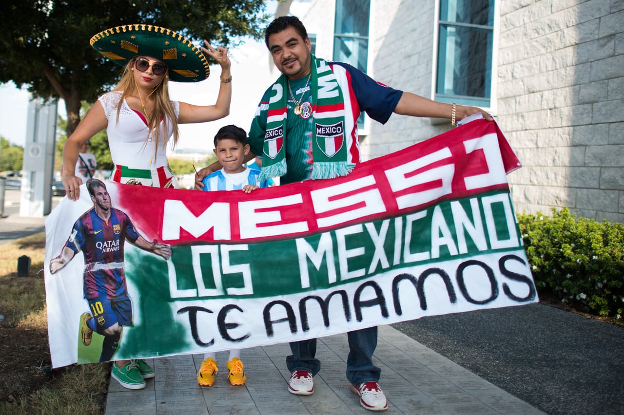 Aficionados argentinos y mexicanos se dieron cita en Dallas para el enfrentamiento de sus equipos
