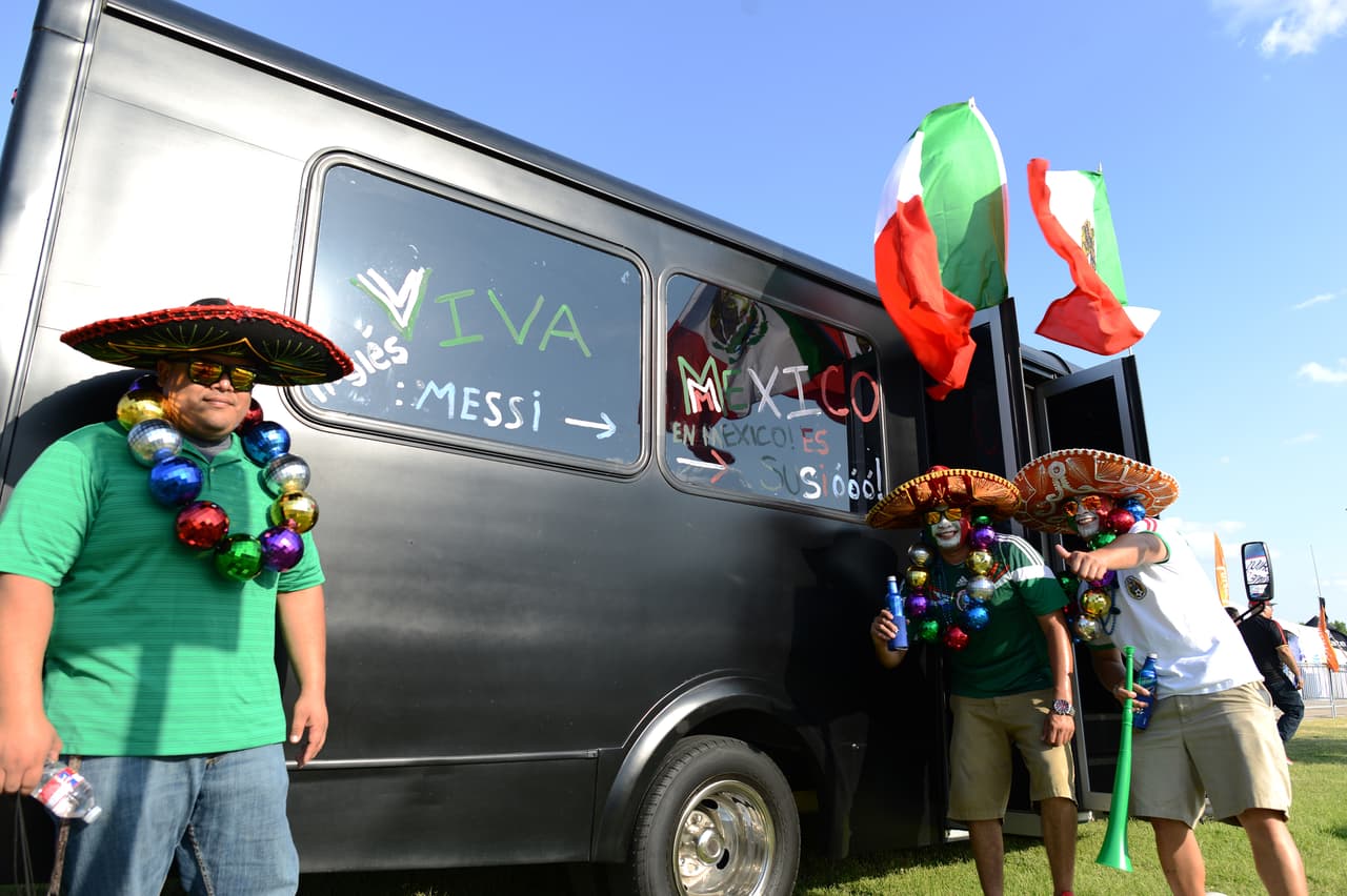 Aficionados argentinos y mexicanos se dieron cita en Dallas para el enfrentamiento de sus equipos