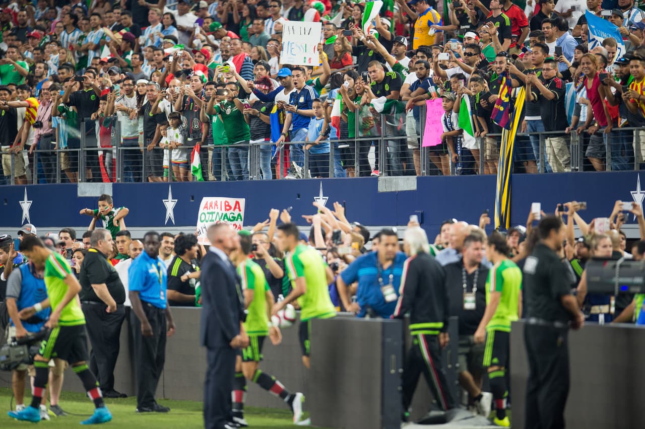 Aficionados argentinos y mexicanos se dieron cita en Dallas para el enfrentamiento de sus equipos
