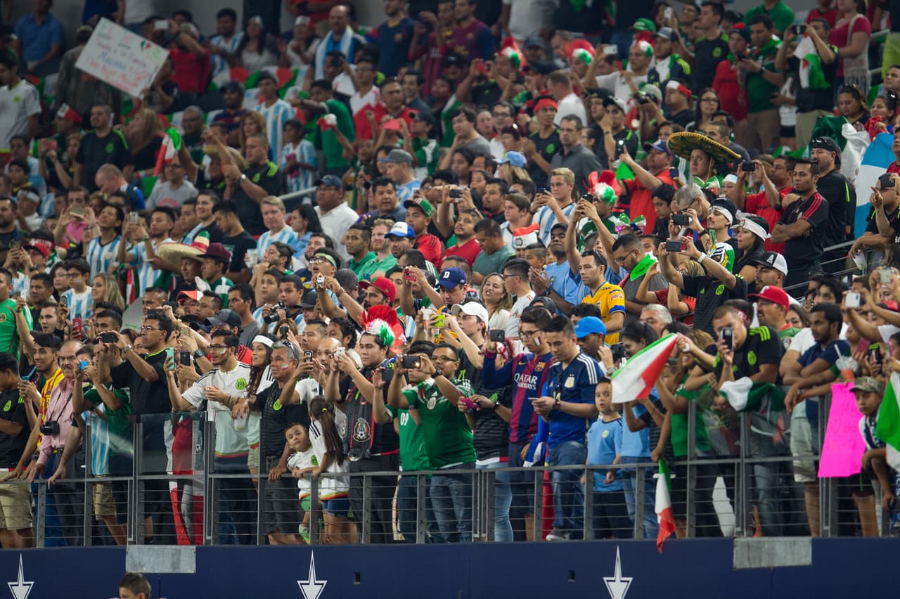 Aficionados argentinos y mexicanos se dieron cita en Dallas para el enfrentamiento de sus equipos