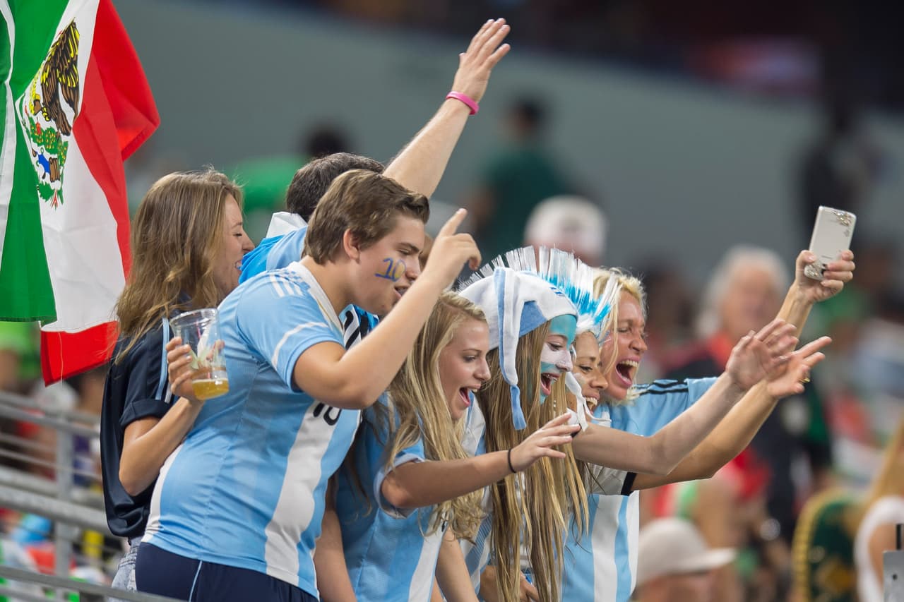 Aficionados argentinos y mexicanos se dieron cita en Dallas para el enfrentamiento de sus equipos