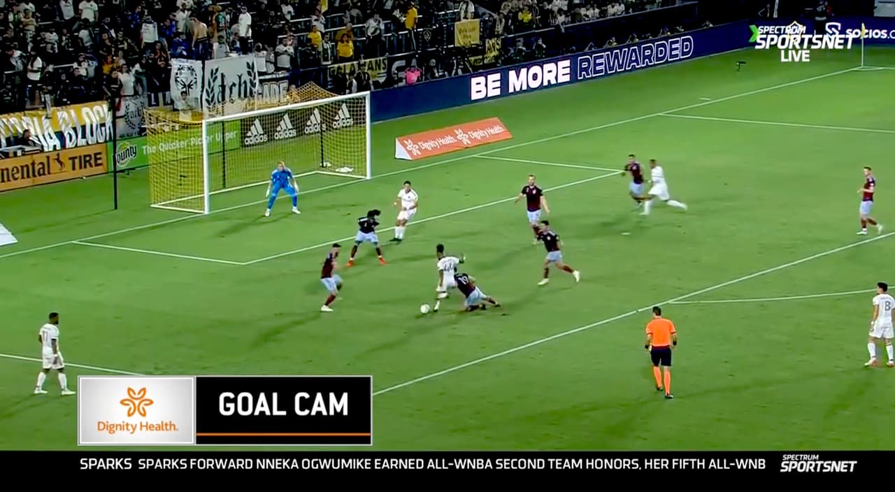 ¡Joya de gol! Raheem Edwards doblega al defensa y la manda al ángulo