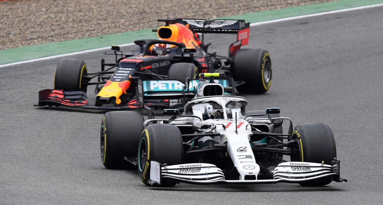 La carrera, que se disputó con una lluvia que fue de más a menos a lo largo que avanzaba la prueba, tuvo un guión enloquecido, con continuos pasos por 'boxes' para pasar de los neumáticos de lluvia a los neumáticos
<i>slick</i>, o a la inversa. También se sucedieron distintos incidentes o accidentes, con numerosas salidas del coche de seguridad.