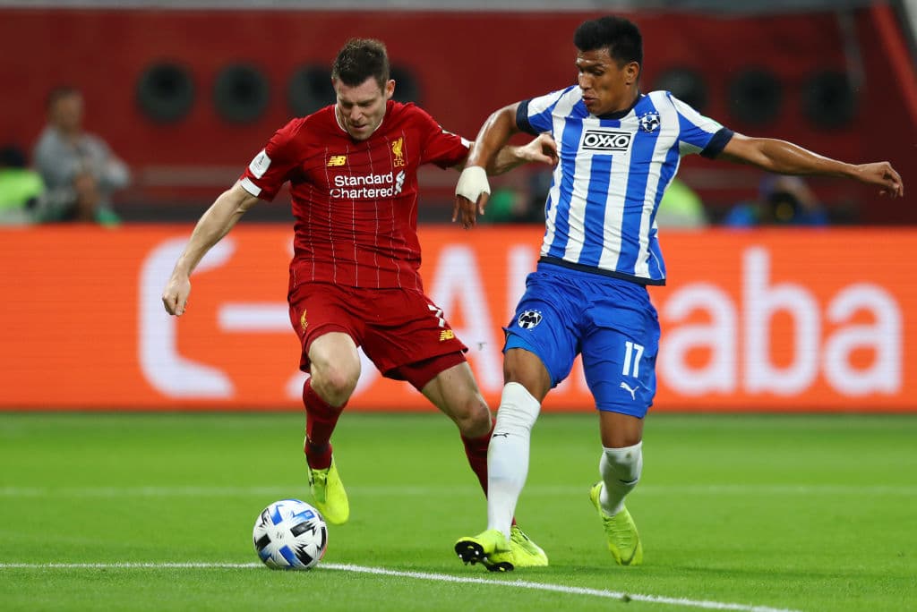 Milner disputa el balón con Gallardo, un duelo de todo el partido