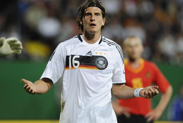 Mario Gómez, delantero de Alemania en 2006, no canta el himno nacional en la previa de los partidos porque una vez cuando era juvenil no lo hizo y luego anotó, por lo que guardó esa práctica.