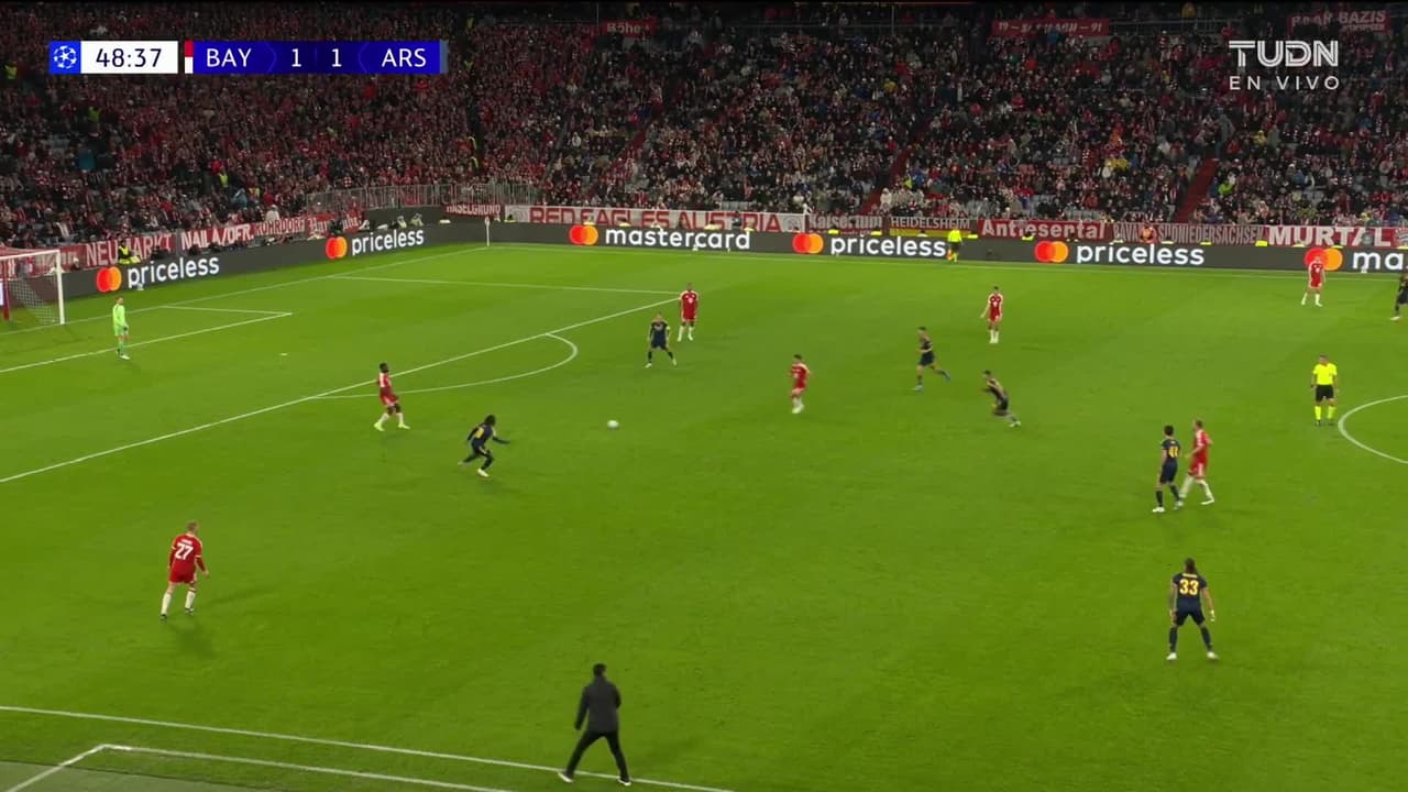 ¡TIRO ATAJADO! disparo por Dayot Upamecano.