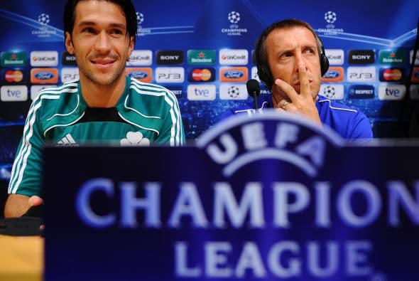 Un conocido del fútbol español y del Barcelona, Luis García, llegó al conjunto griego y también ficharon a Sidney Govou. No se puede decartar al Panathinaikos.