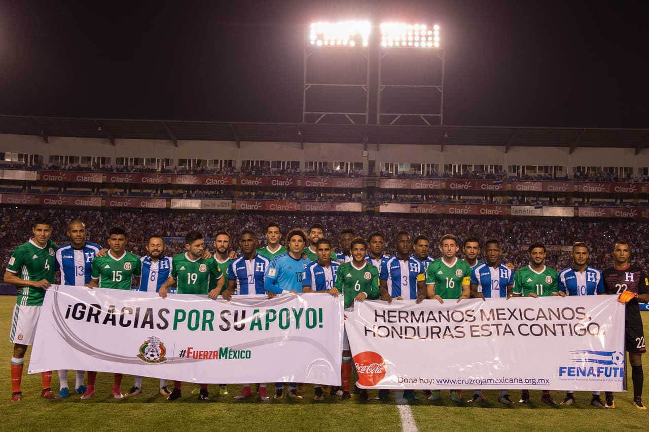 Al inicio del encuentro, la Selección Hondureña tuvo un gran gesto de solidaridad con el pueblo mexicano tras las tragedias ocurridas recientemente.