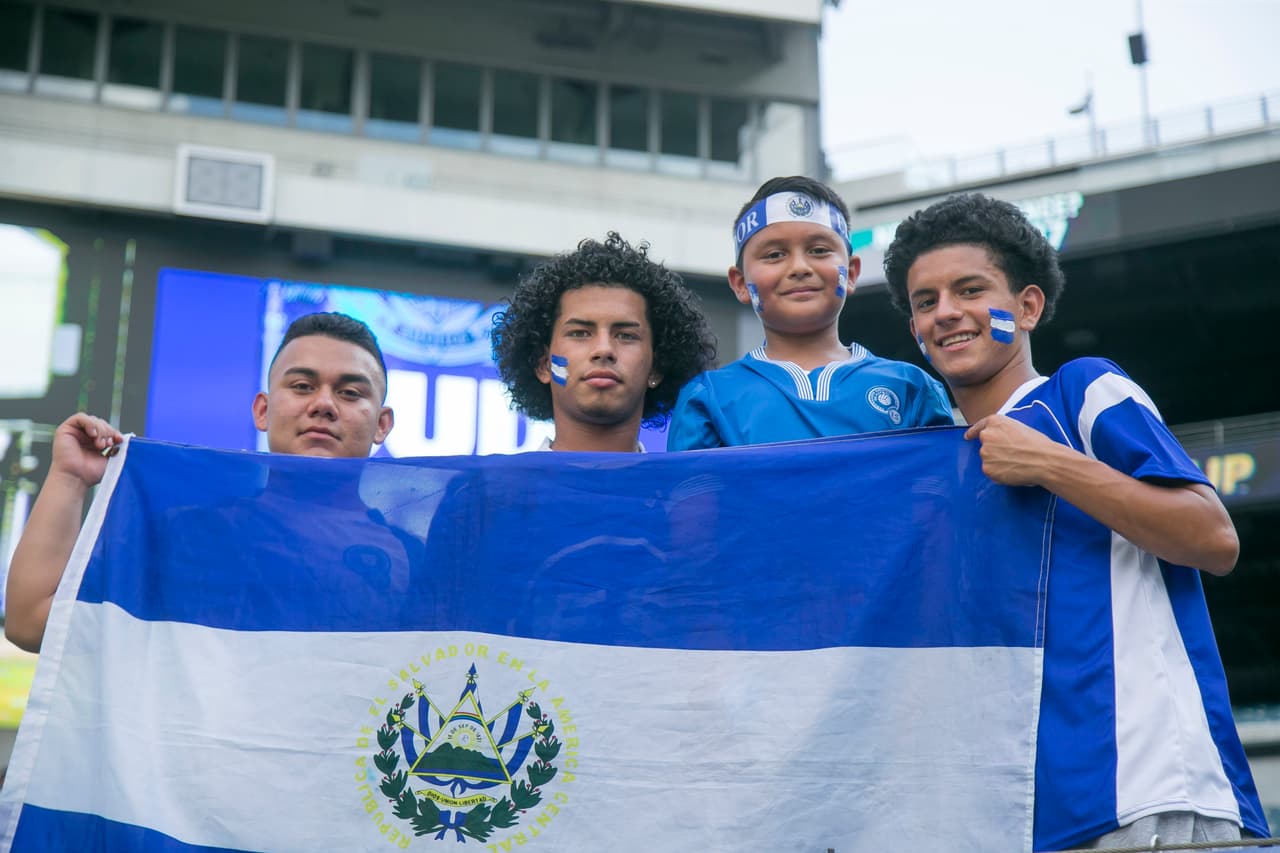 Las familias salvadoreñas llegaron al Lincoln Financial para apoyar a 
<i>La Selecta.</i>