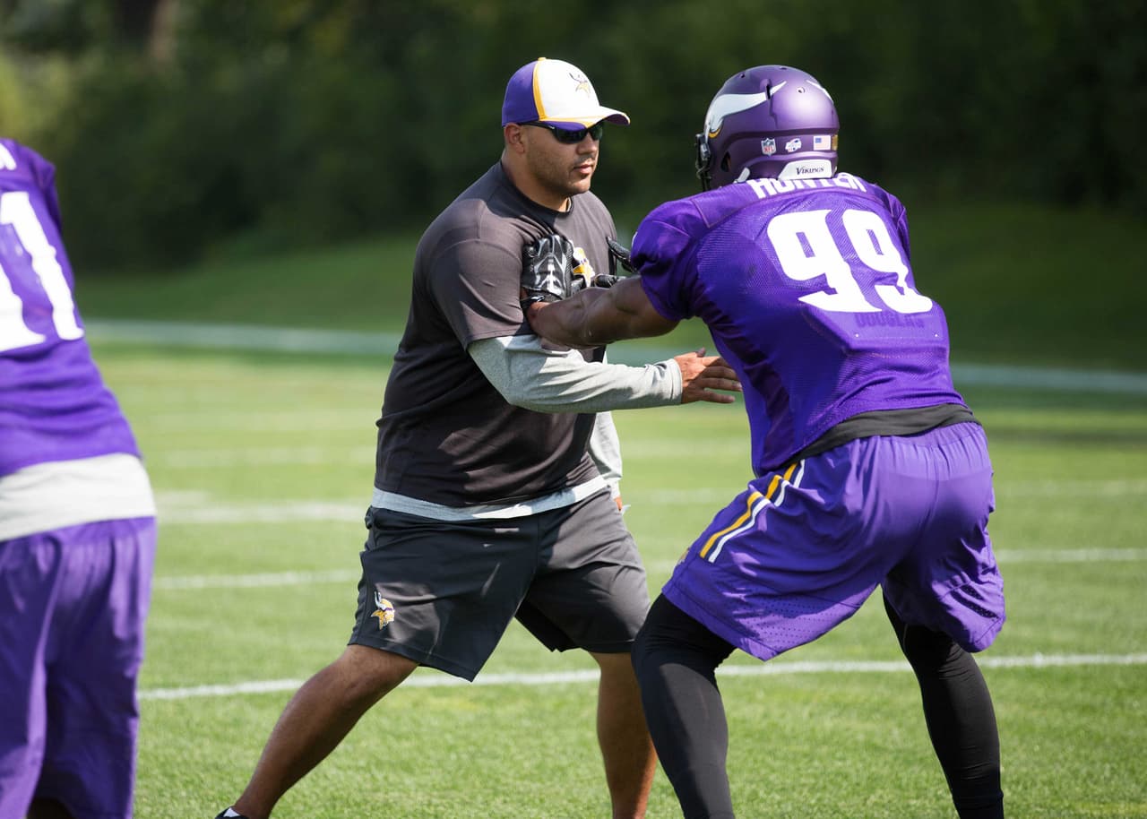 El coach Rodríguez enseñando a sus pupilos (Foto: Cortesía Minnesota Vikings).