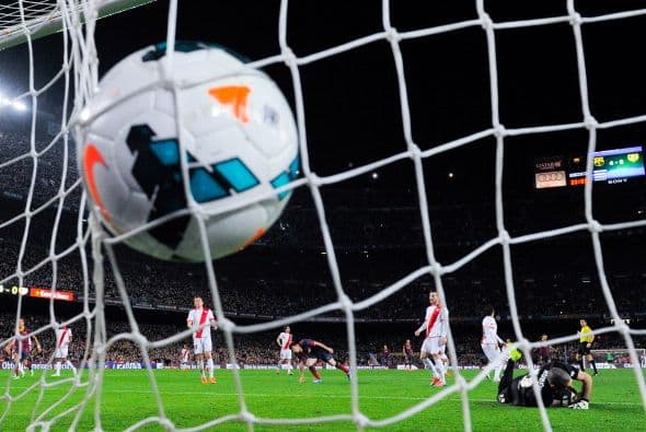 BAlón a las redes y ovación del Camp Nou a su ídolo.