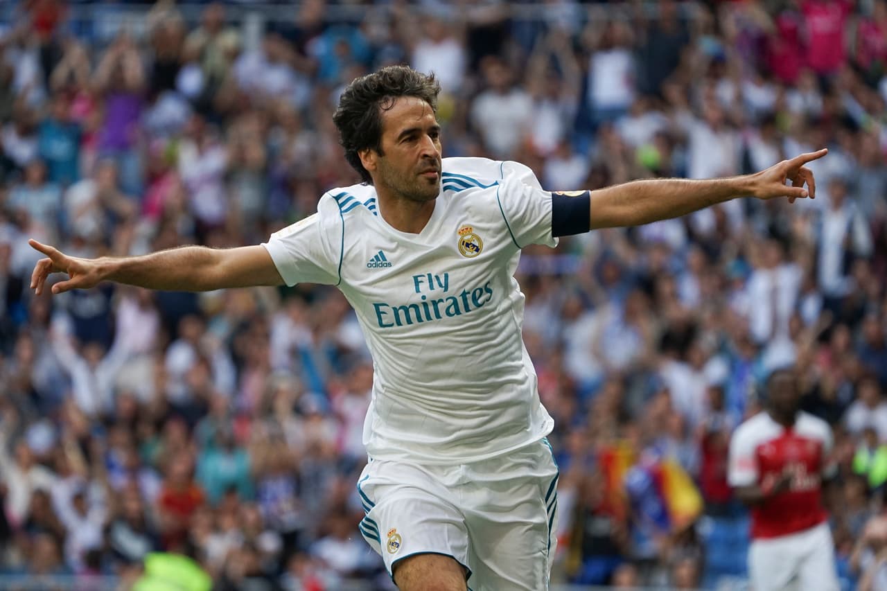 Raúl González - Uno de los grandes pecados del Atlético se dio cuando cesó sus divisiones menores en los años 90 y de esa catástrofe el goleador quedó libre y se fue a las toldas blancas en donde se erigió como ídolo y máximo goleador histórico.