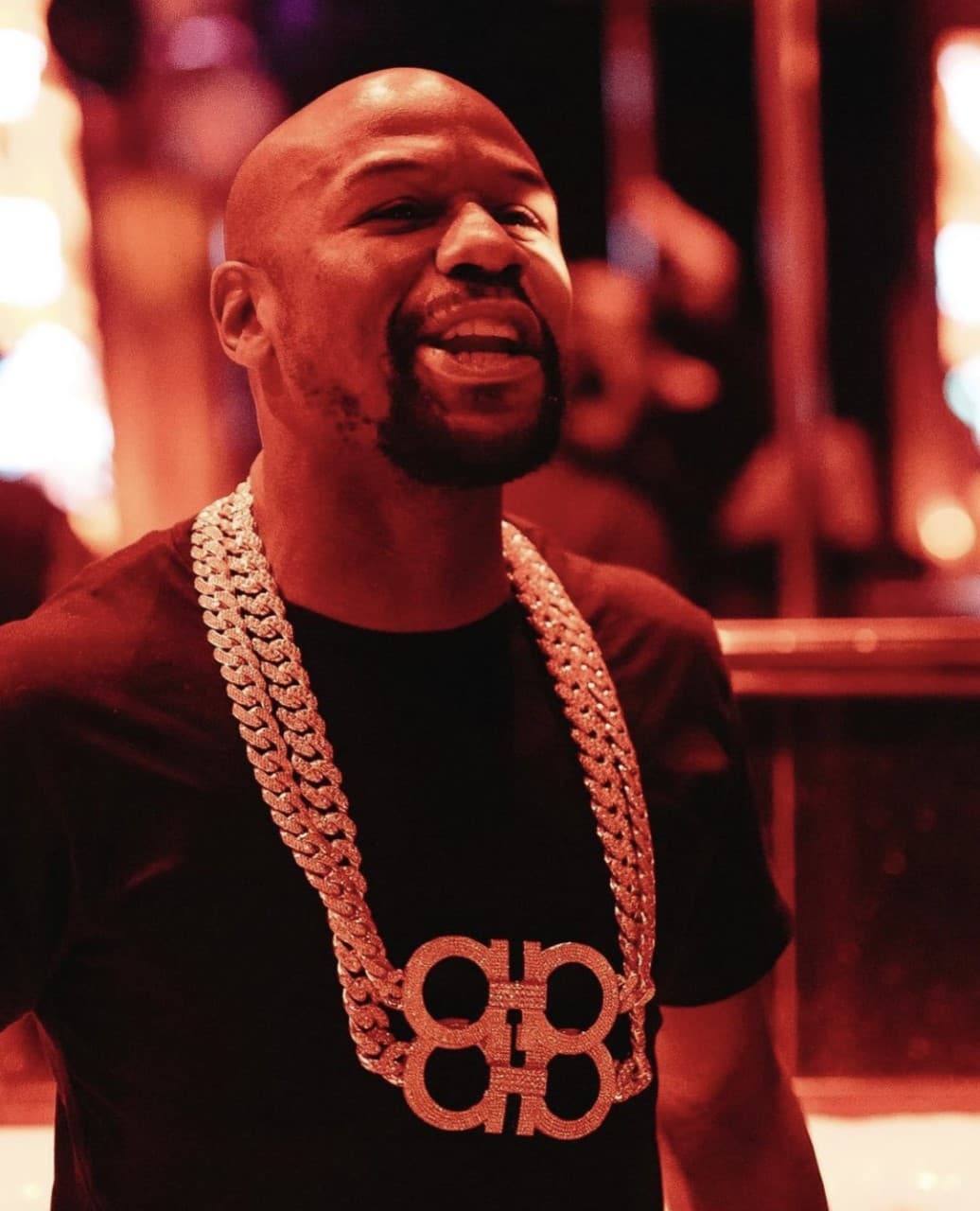 El famoso pugilista Floyd Mayweather, siempre ha sido un fanático de los diamantes, por lo que acostumbra a lucir artículos lujosos en sus manos, brazos y cuello.