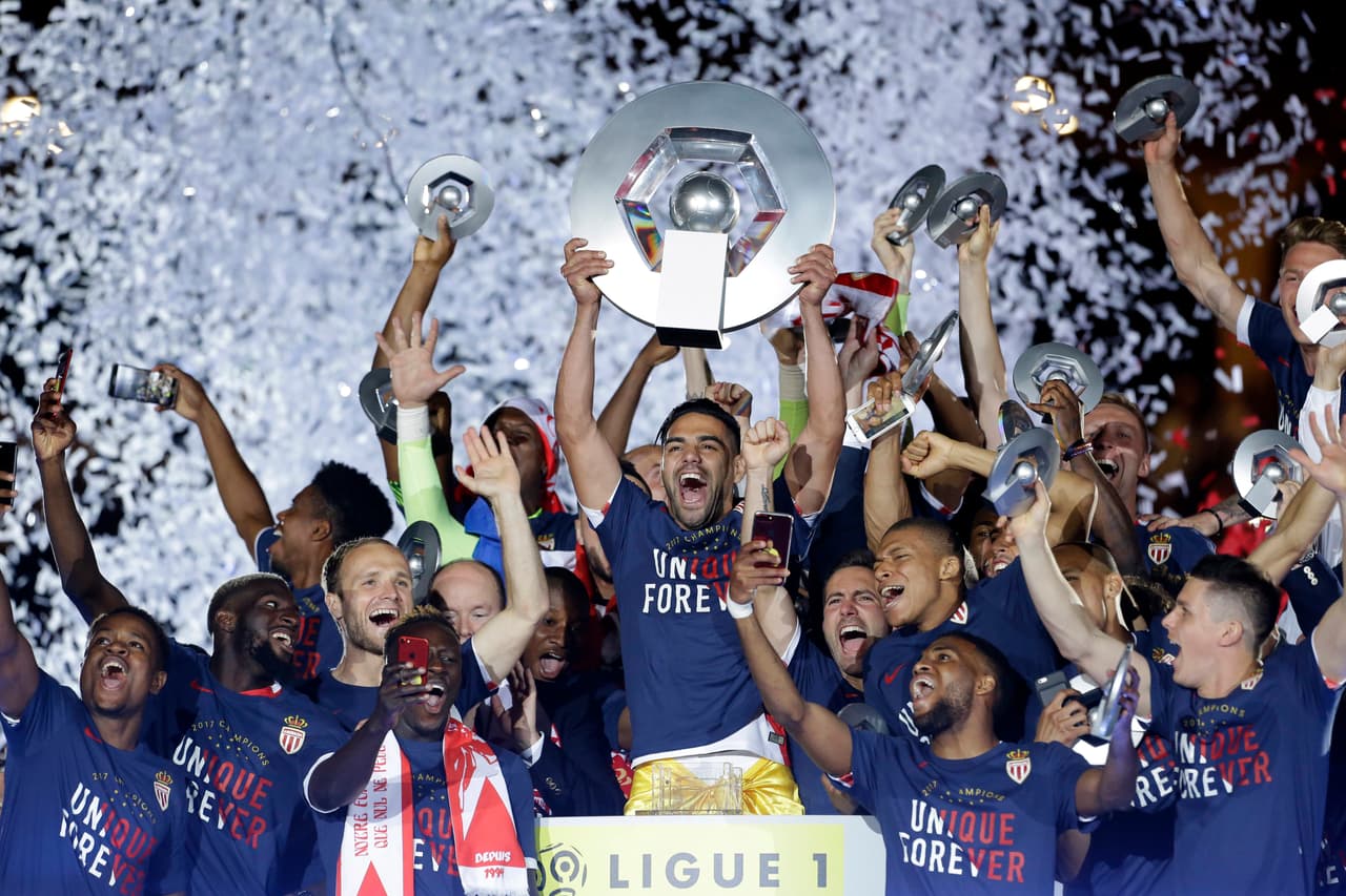 Lideraro por Falcao y el joven Kylian Mbappe, Mónaco volvió a ser campeón de la Ligue 1 de Francia luego de más de una década de sequía. Los de Leonardo Jardim le ganaron la disputa al PSG, que fracasó roundamente en este campeonato.