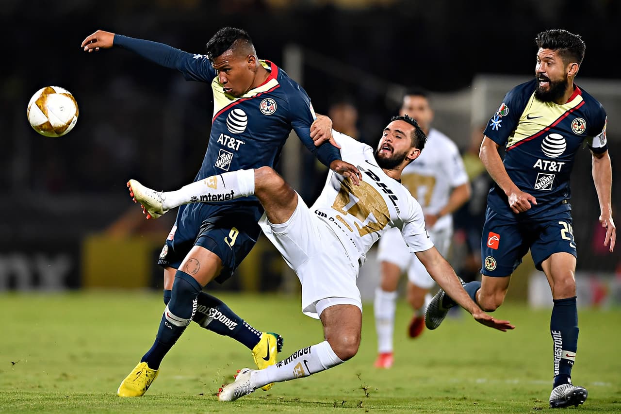 Y con esa misma intensidad que acabó la primera mitad, así inició el segundo tiempo, con ímpetu, con la pasión que genera este partido entre sus aficiones respectivas.