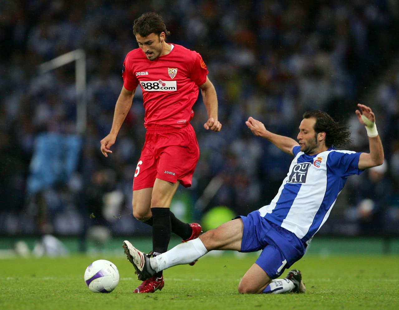 El español Antonio Puerta falleció tras males cardíacos el 28 de agosto de 2007 en pleno partido con el Sevilla.