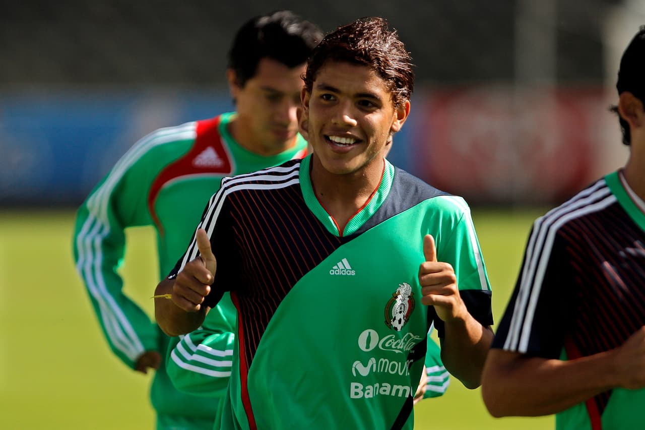 Pese a quedarse por fuera de la lista de México para el Mundial Sub 17 del 2007, el menor de los Dos Santos fue acercado rápidamente a la selección mayor.